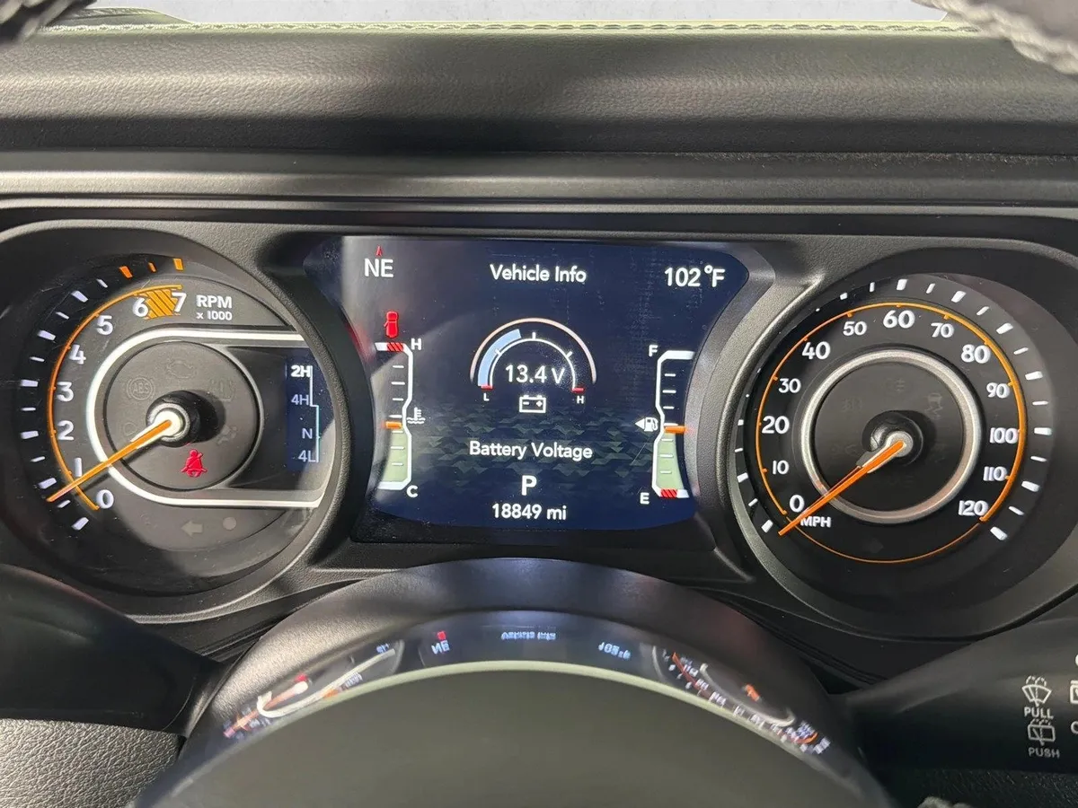 2025 Jeep Wrangler Sahara thumbnail 27