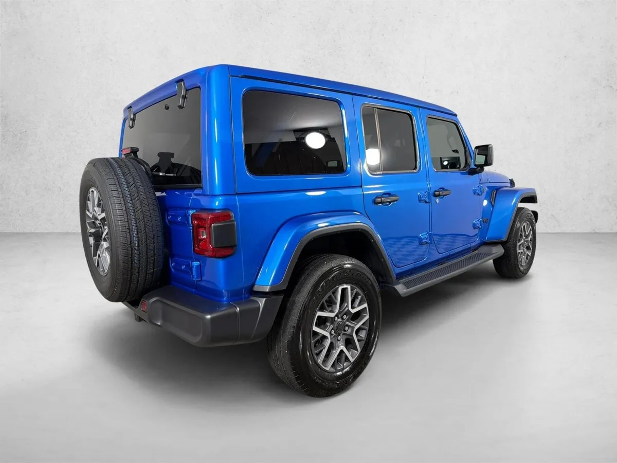 2025 Jeep Wrangler Sahara thumbnail 3