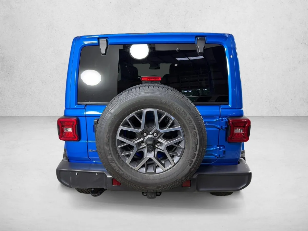 2025 Jeep Wrangler Sahara thumbnail 4