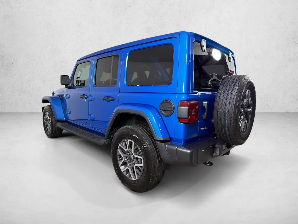 2025 Jeep Wrangler Sahara thumbnail 5
