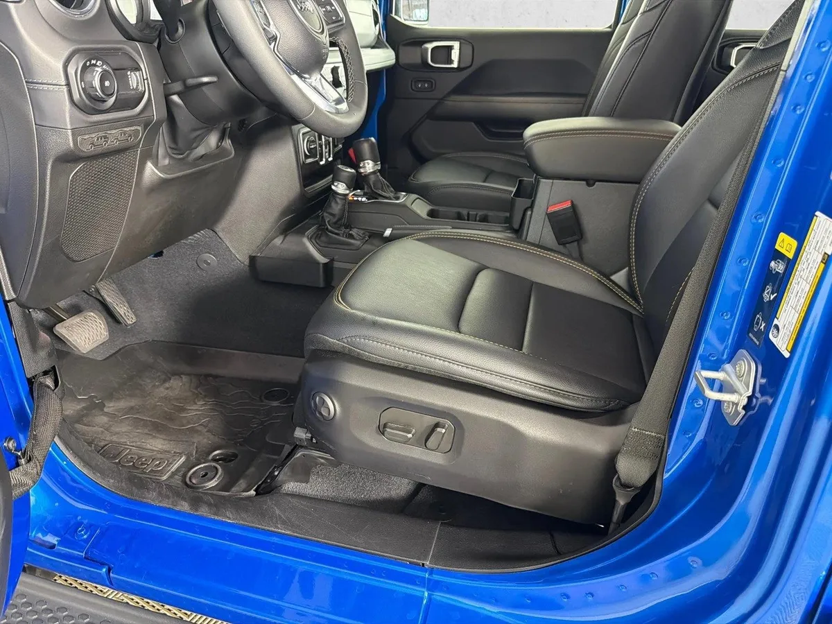 2025 Jeep Wrangler Sahara thumbnail 9