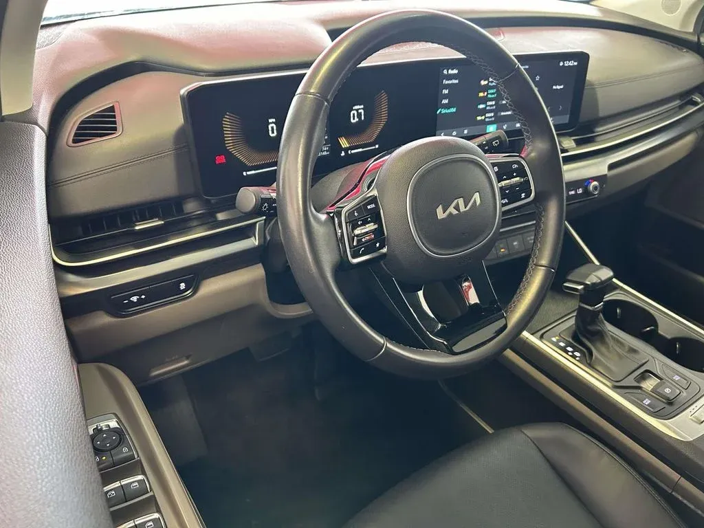 2025 Kia Carnival LXS thumbnail 12