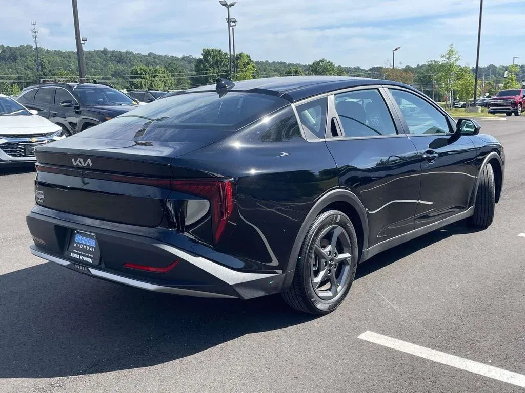 2025 Kia K4 LXS thumbnail 3