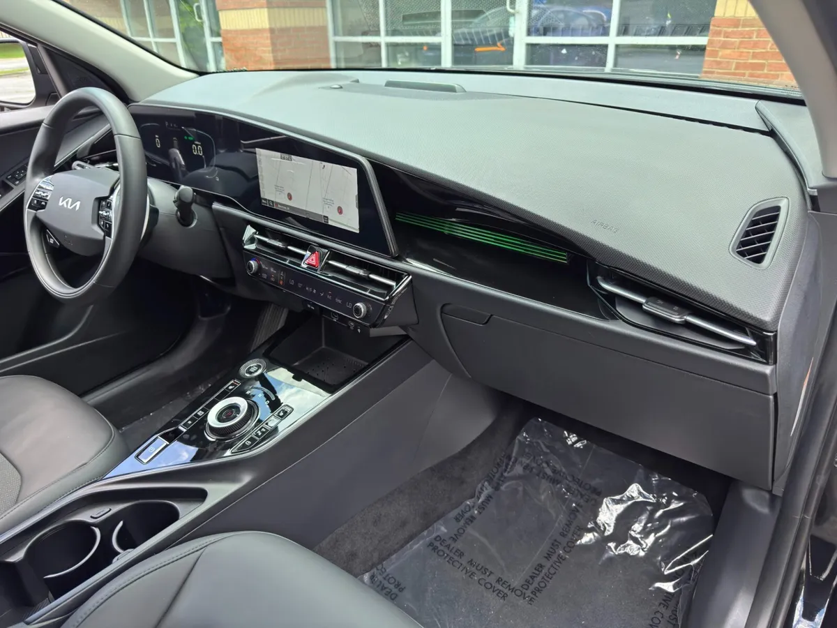2025 Kia Niro Plug-In Hybrid EX thumbnail 13