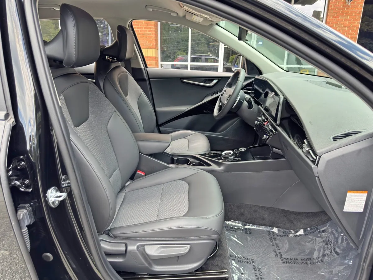 2025 Kia Niro Plug-In Hybrid EX thumbnail 14