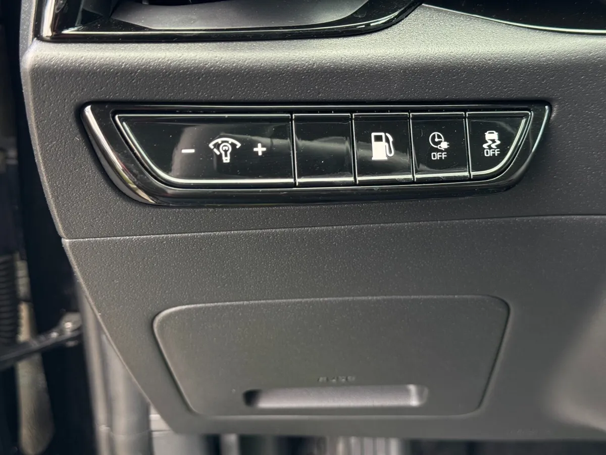 2025 Kia Niro Plug-In Hybrid EX thumbnail 16