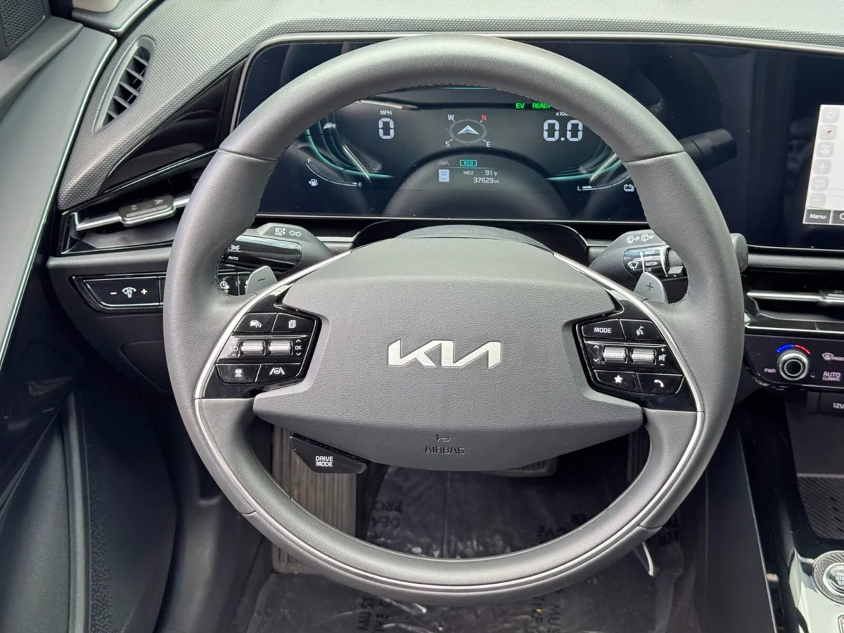2025 Kia Niro Plug-In Hybrid EX thumbnail 18