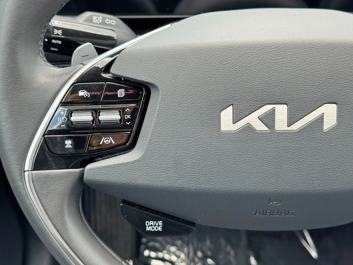 2025 Kia Niro Plug-In Hybrid EX thumbnail 19