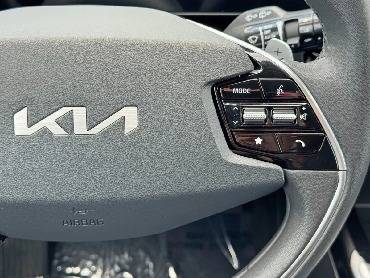 2025 Kia Niro Plug-In Hybrid EX thumbnail 20