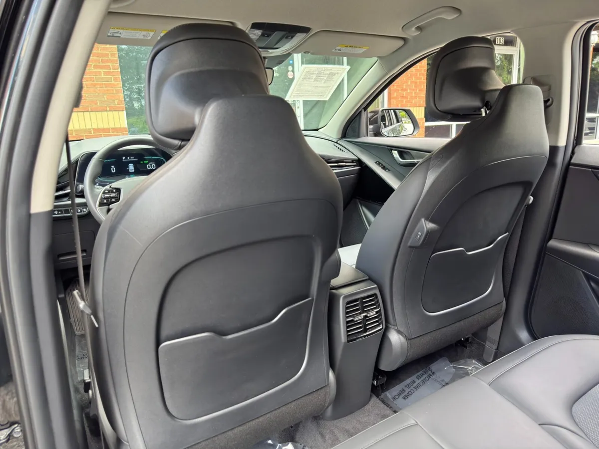 2025 Kia Niro Plug-In Hybrid EX thumbnail 30