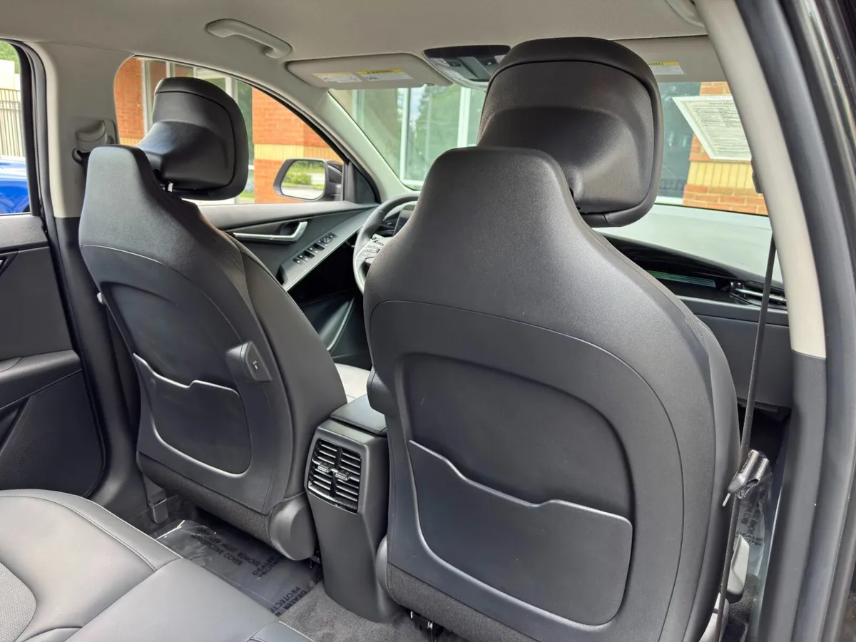 2025 Kia Niro Plug-In Hybrid EX thumbnail 31