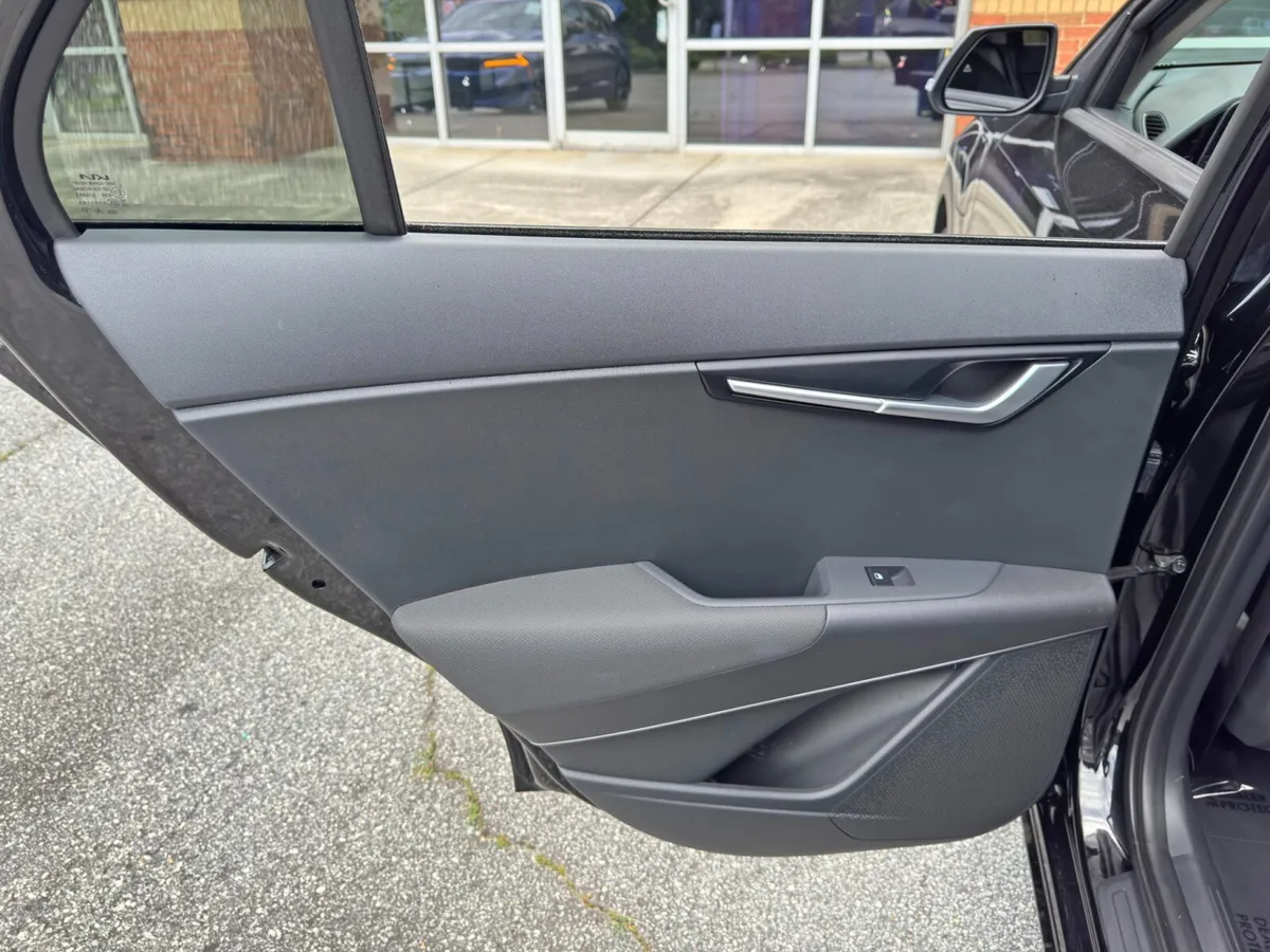 2025 Kia Niro Plug-In Hybrid EX thumbnail 37