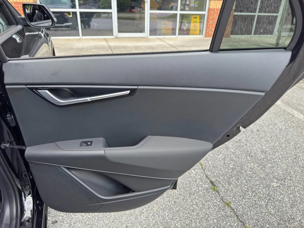 2025 Kia Niro Plug-In Hybrid EX thumbnail 39