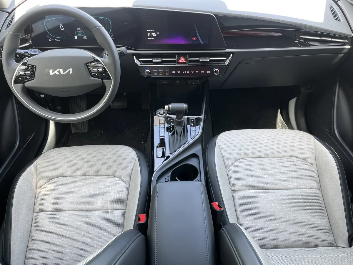 2025 Kia Niro SX thumbnail 3