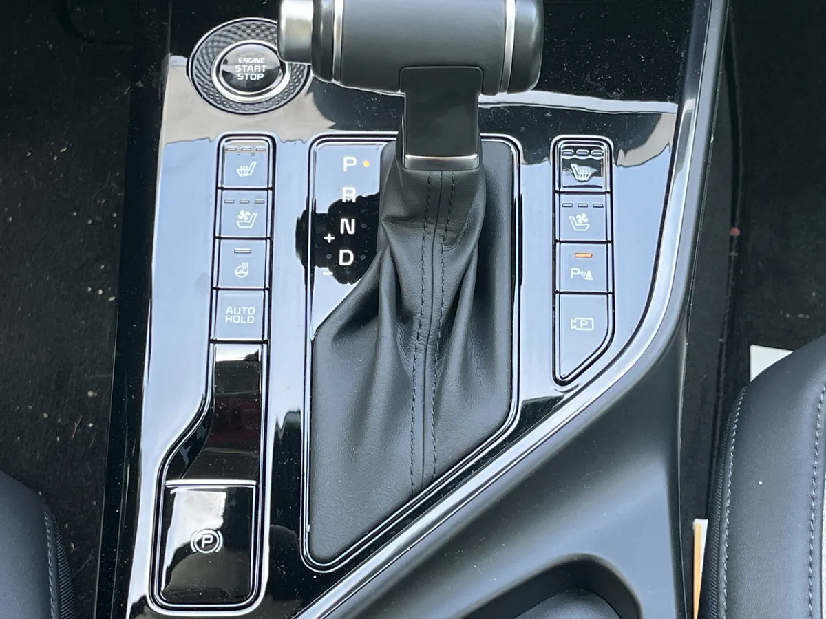 2025 Kia Niro SX thumbnail 6