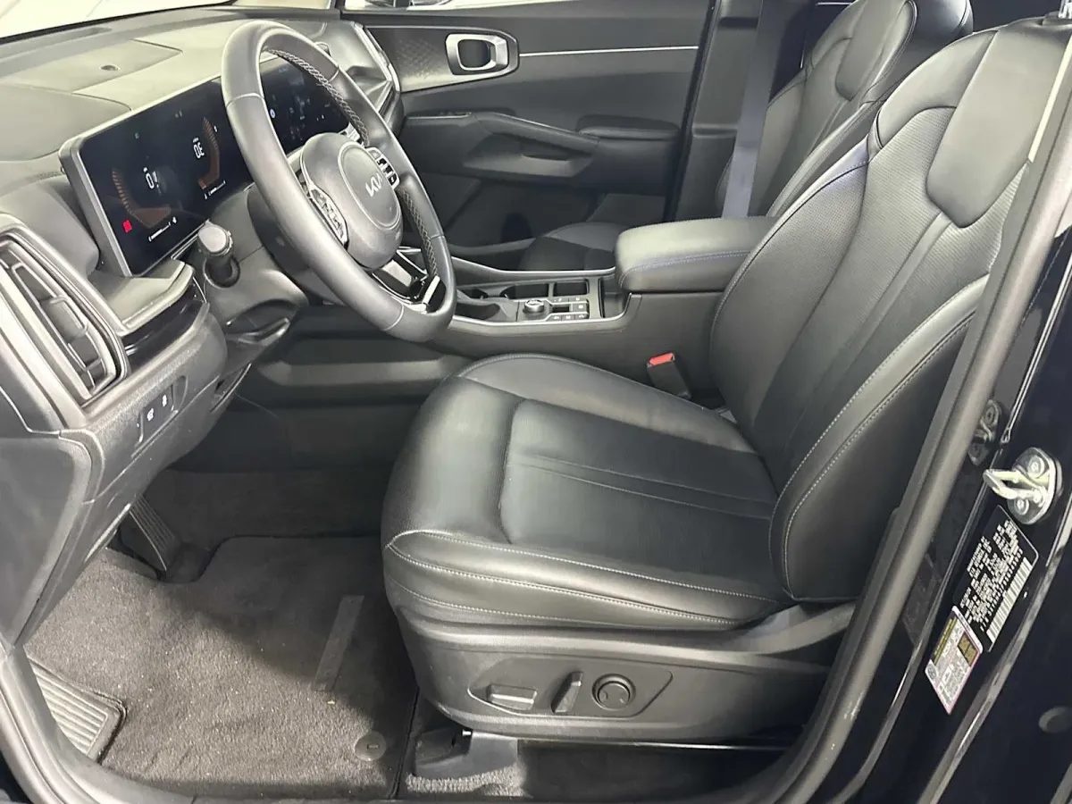 2025 Kia Sorento EX thumbnail 9
