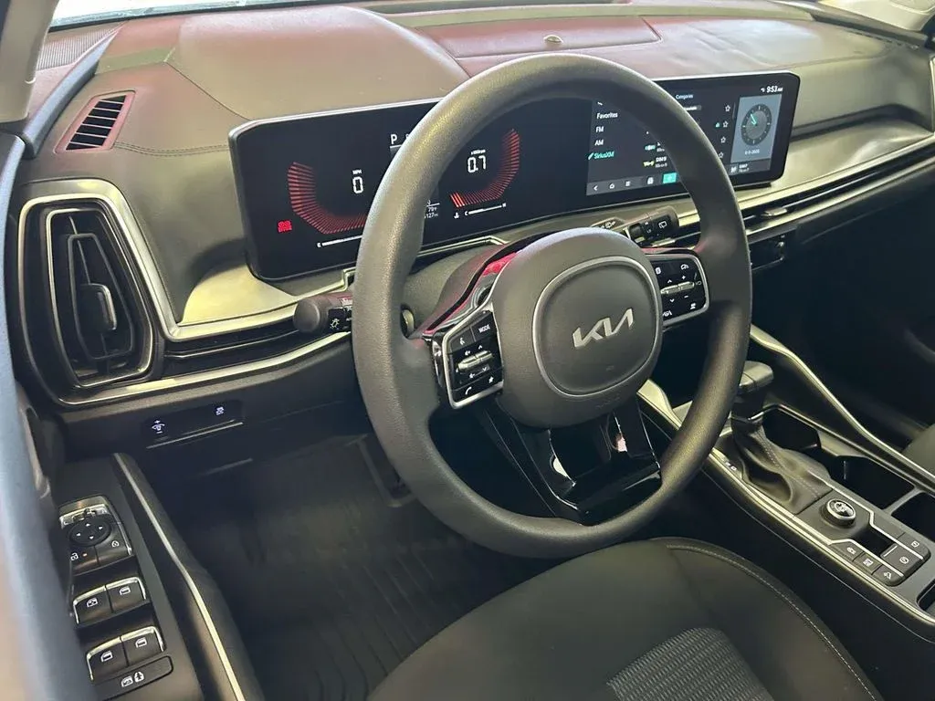 2025 Kia Sorento LX thumbnail 12