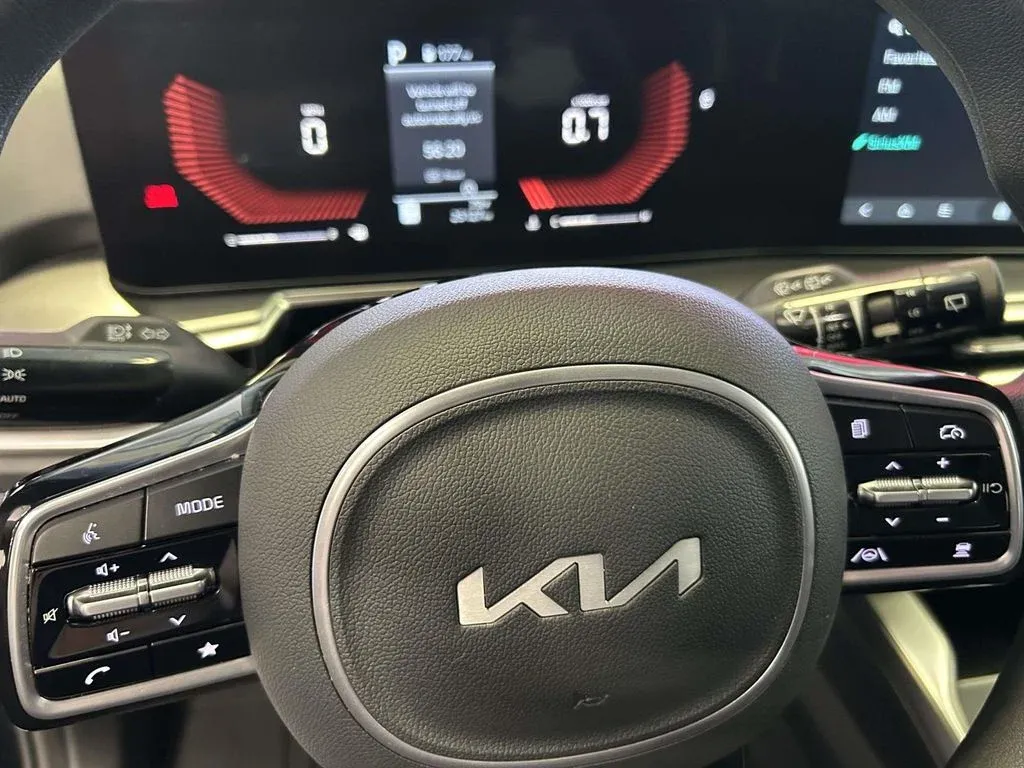 2025 Kia Sorento LX thumbnail 18
