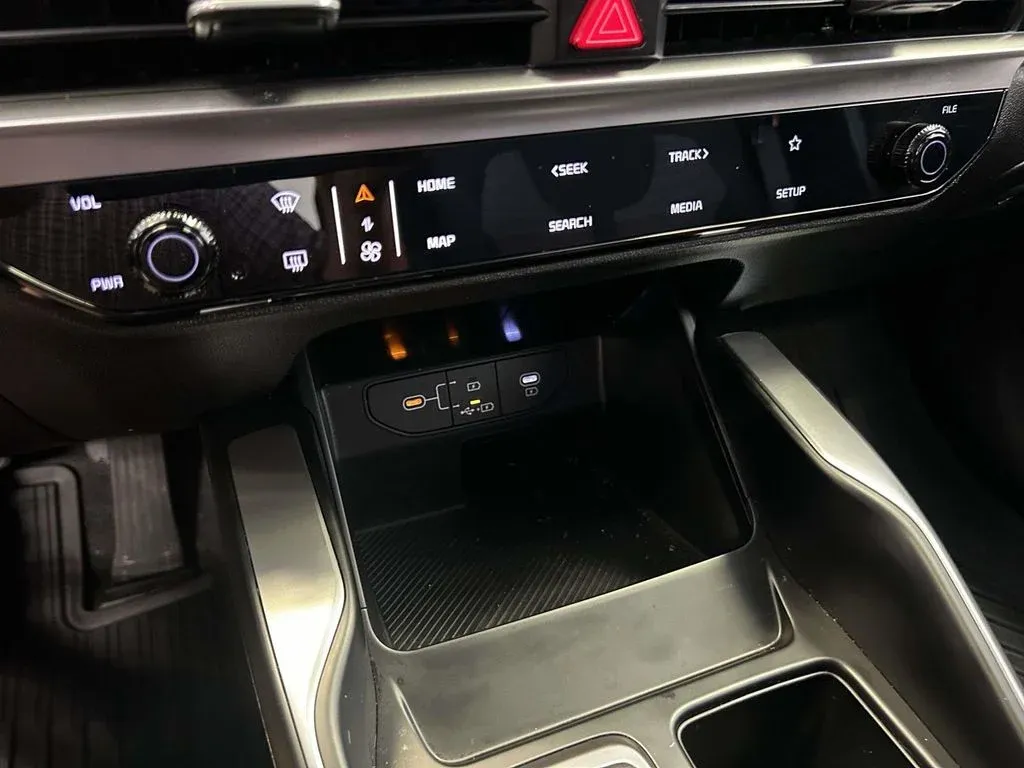 2025 Kia Sorento LX thumbnail 22