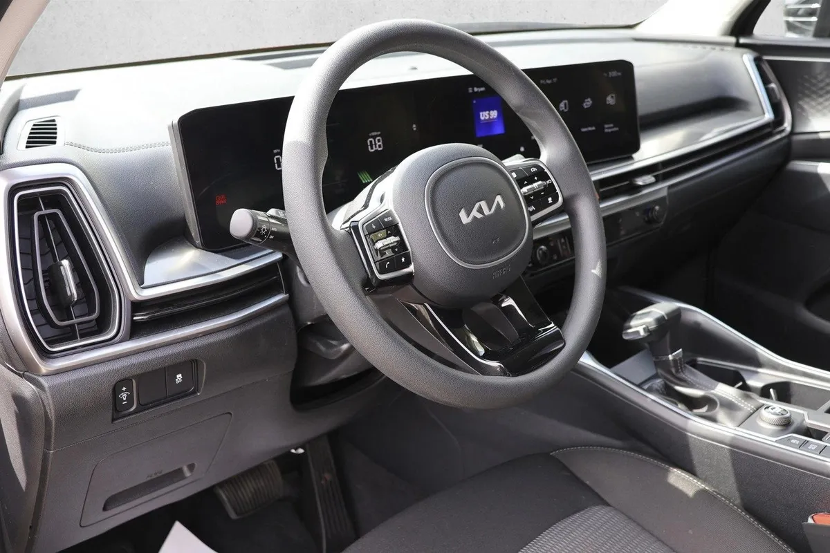 2025 Kia Sorento LX thumbnail 10