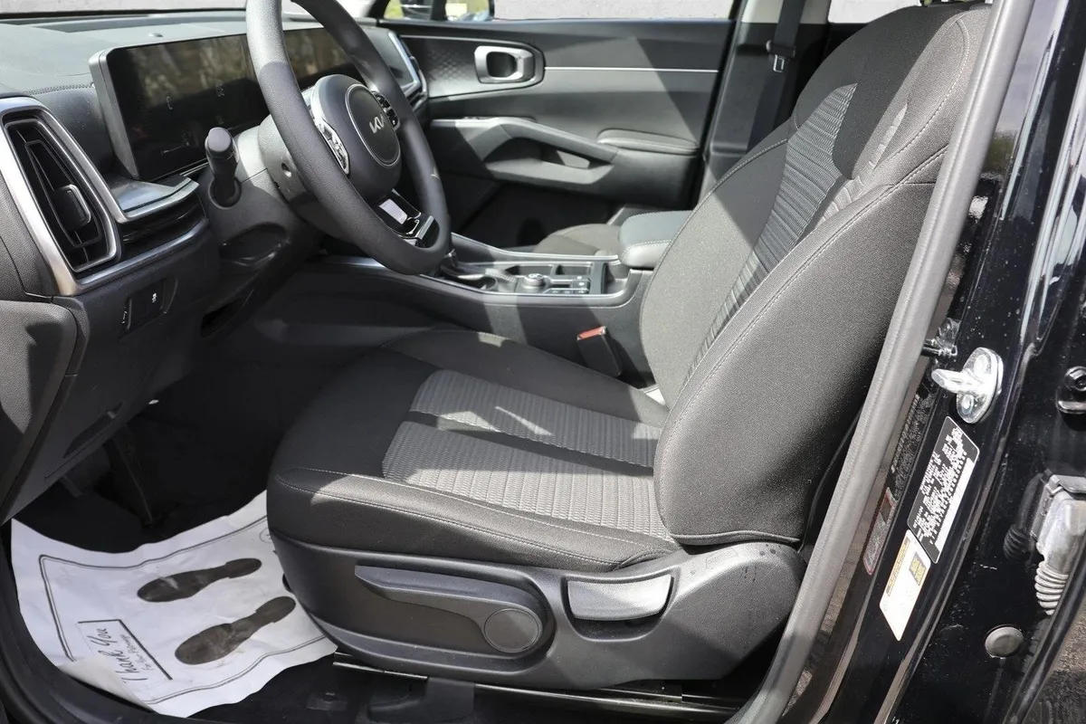 2025 Kia Sorento LX thumbnail 11