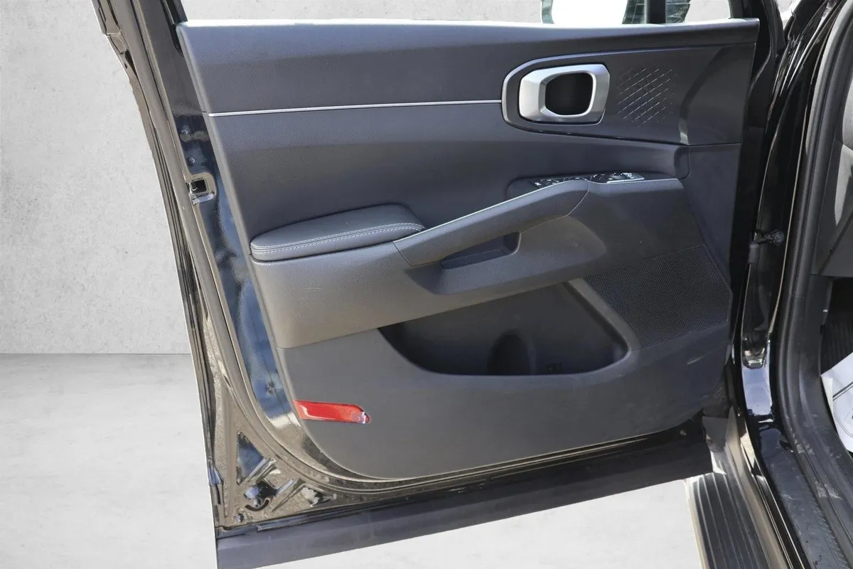 2025 Kia Sorento LX thumbnail 12