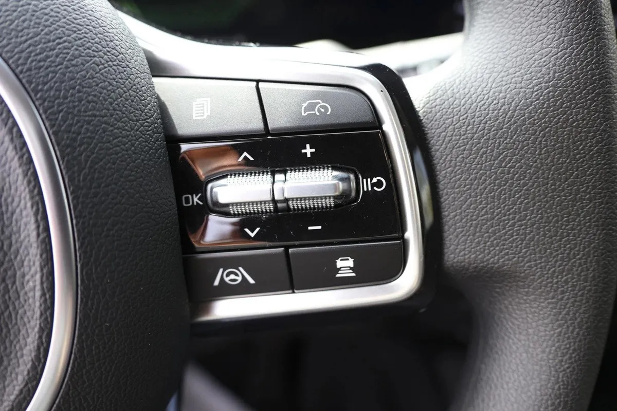2025 Kia Sorento LX thumbnail 16