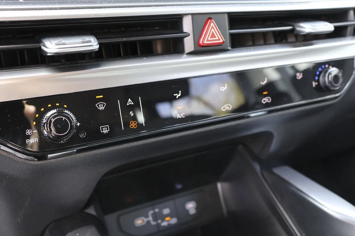 2025 Kia Sorento LX thumbnail 19