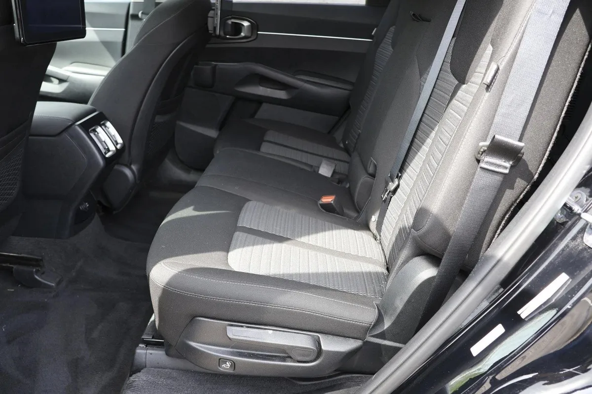 2025 Kia Sorento LX thumbnail 22