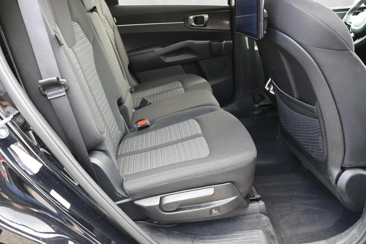 2025 Kia Sorento LX thumbnail 25