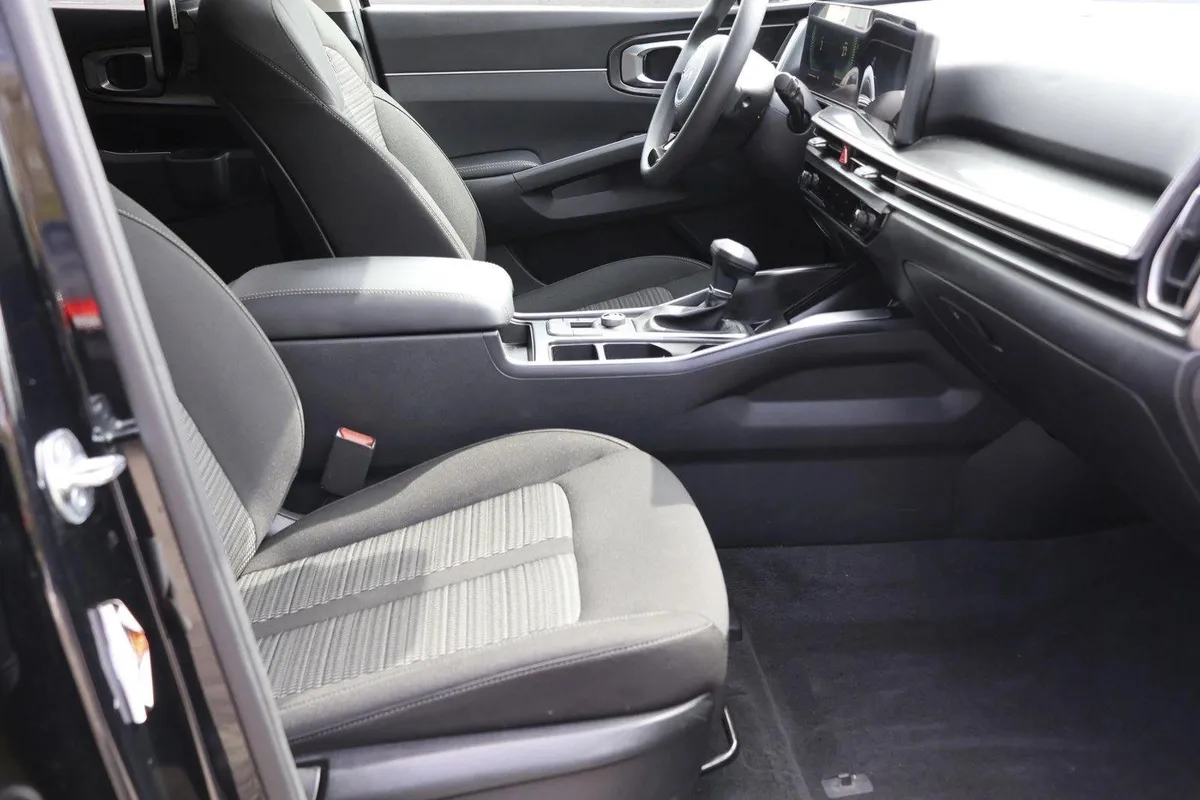 2025 Kia Sorento LX thumbnail 28