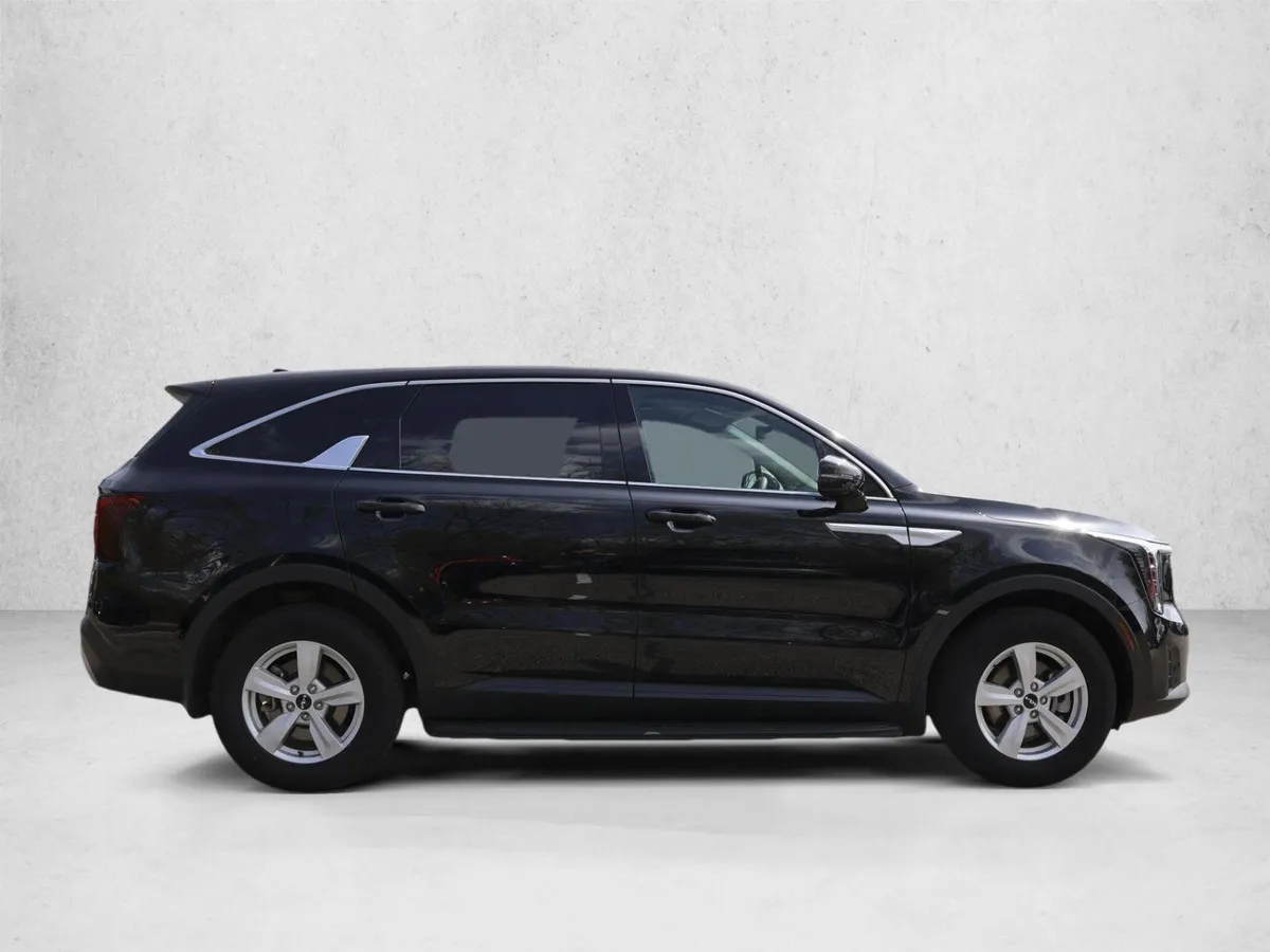 2025 Kia Sorento LX thumbnail 4