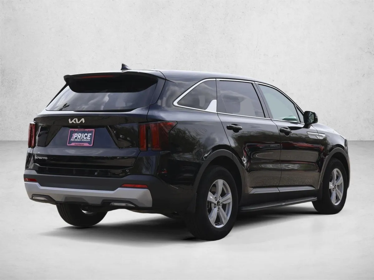 2025 Kia Sorento LX thumbnail 5