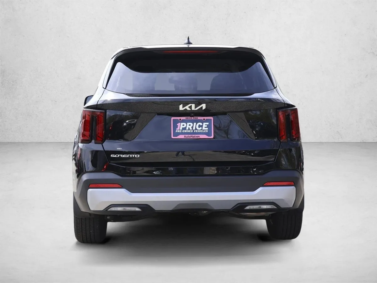 2025 Kia Sorento LX thumbnail 6