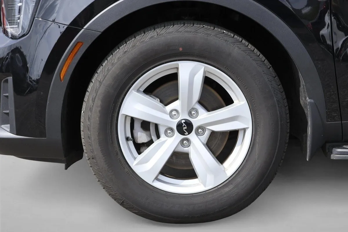 2025 Kia Sorento LX thumbnail 9