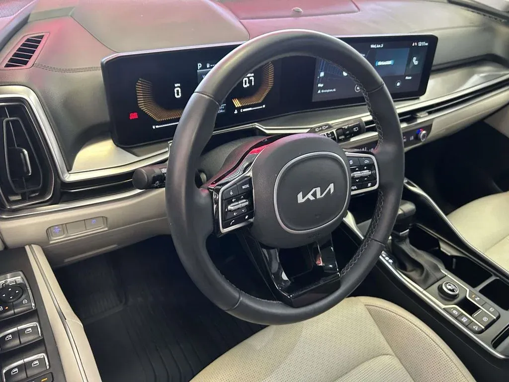 2025 Kia Sorento S thumbnail 12