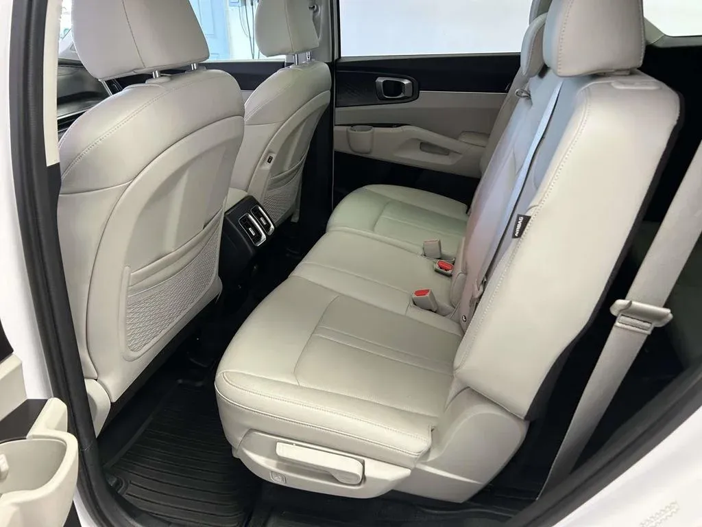 2025 Kia Sorento S thumbnail 13