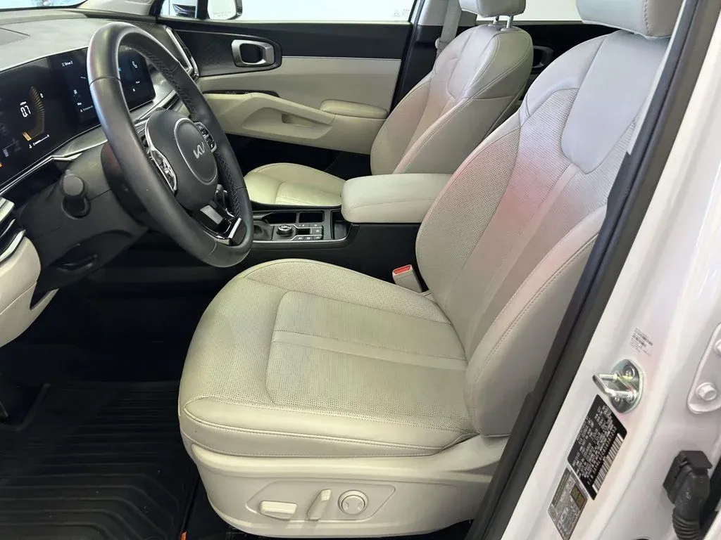2025 Kia Sorento S thumbnail 16
