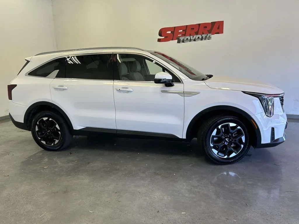2025 Kia Sorento S thumbnail 2