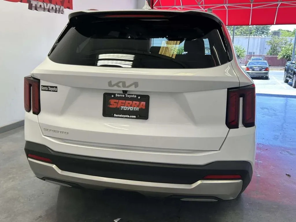 2025 Kia Sorento S thumbnail 4