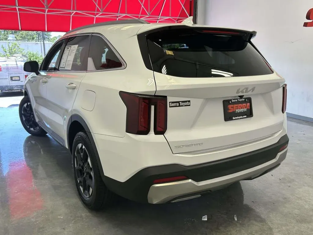 2025 Kia Sorento S thumbnail 5