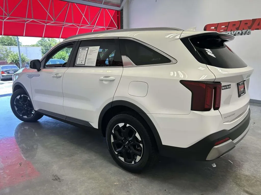2025 Kia Sorento S thumbnail 6