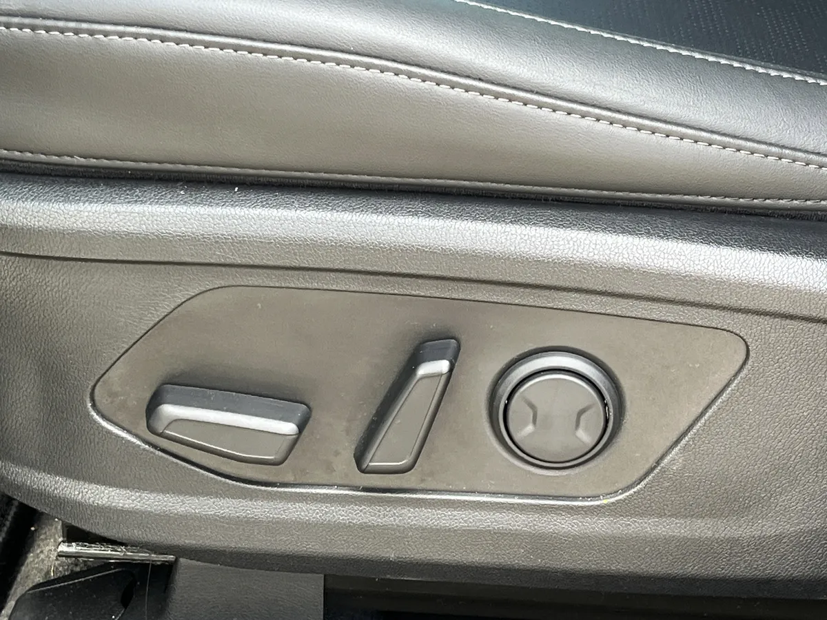 2025 Kia Sorento S thumbnail 17