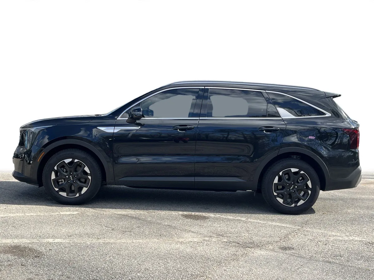 2025 Kia Sorento S thumbnail 19
