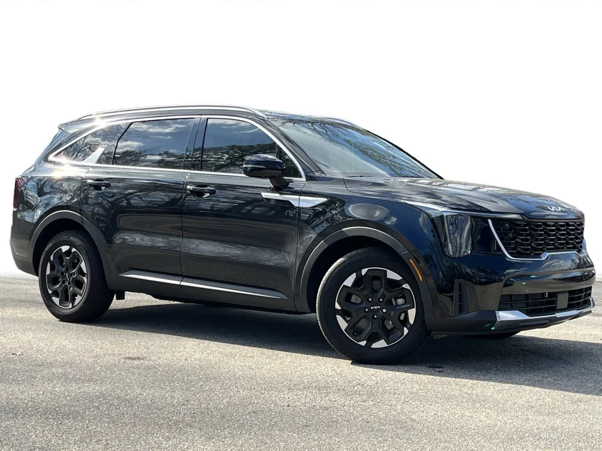 2025 Kia Sorento S thumbnail 2