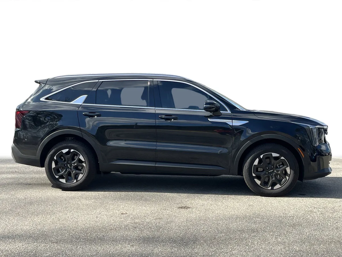 2025 Kia Sorento S thumbnail 23