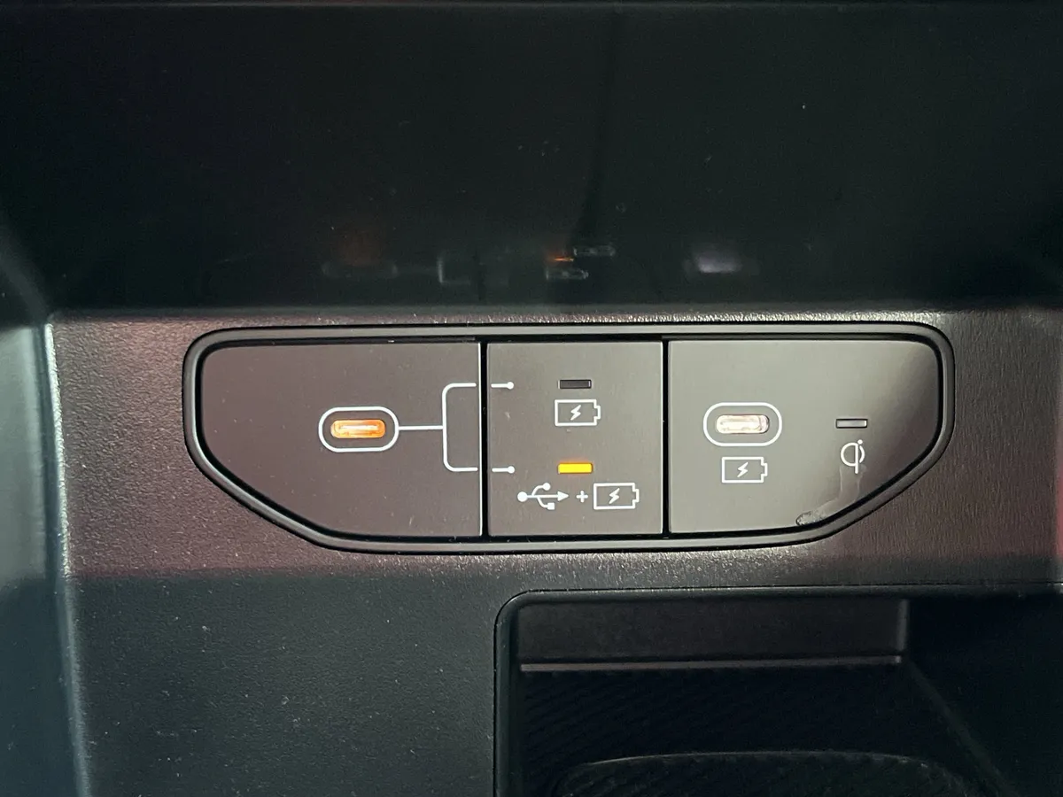 2025 Kia Sorento S thumbnail 8