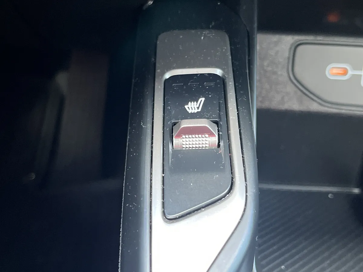 2025 Kia Sorento S thumbnail 9