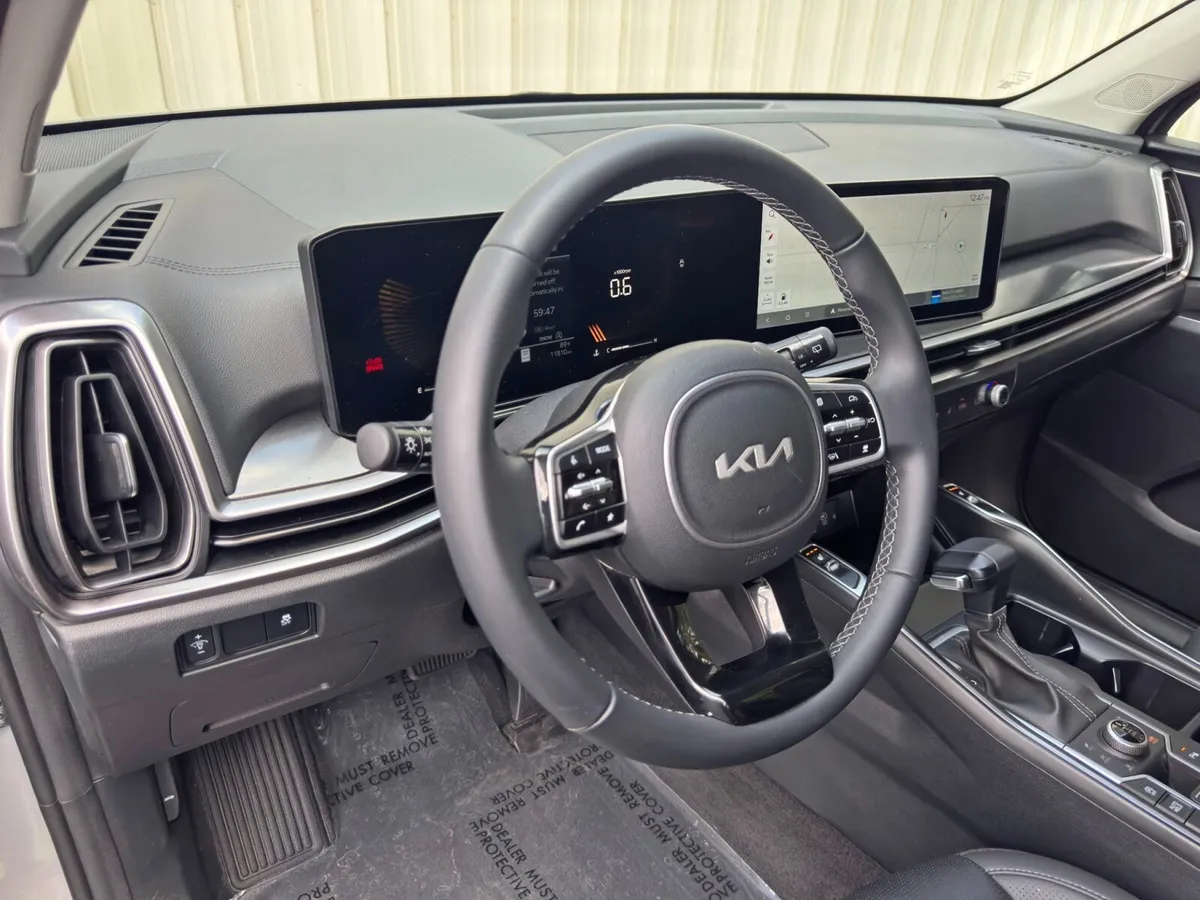 2025 Kia Sorento S thumbnail 13