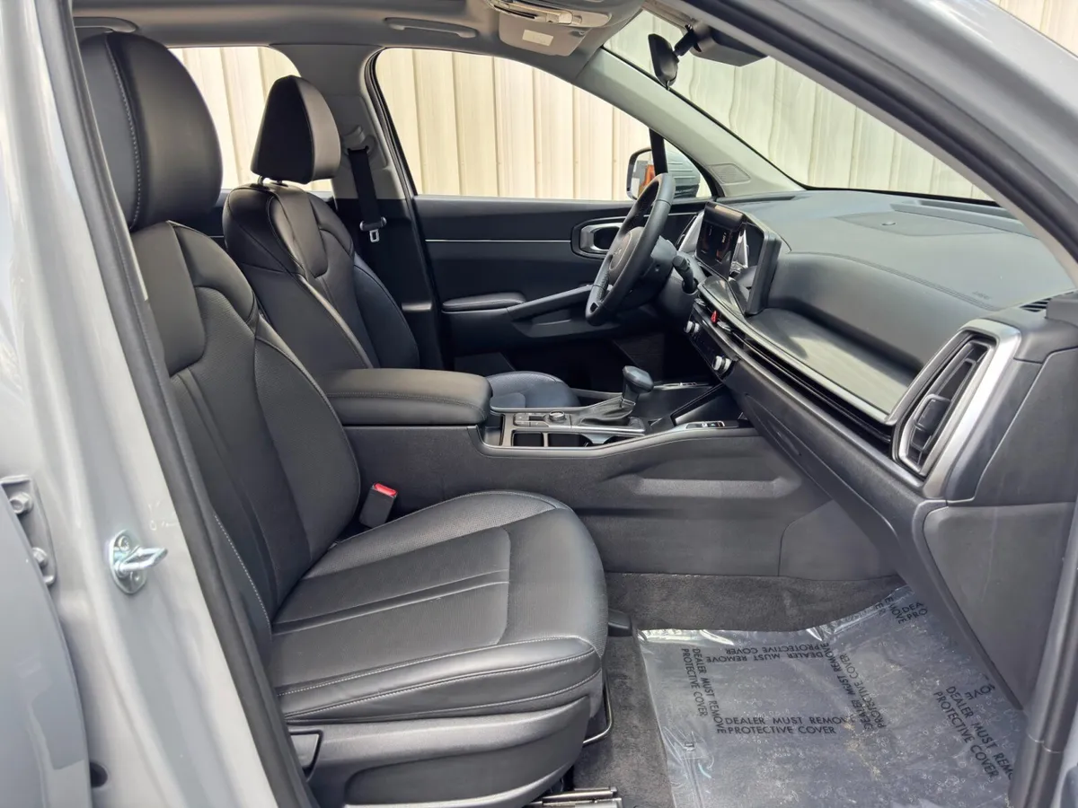 2025 Kia Sorento S thumbnail 15